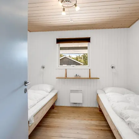 Aurel - 750m From The Sea By Interhome