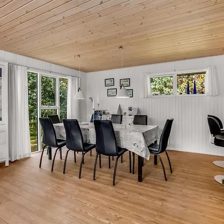 Aurel - 750m From The Sea By Interhome *