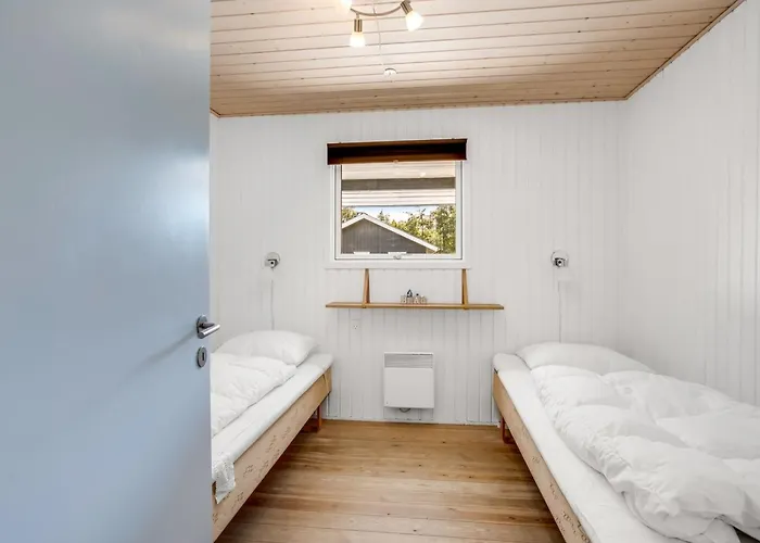 Aurel - 750m From The Sea By Interhome